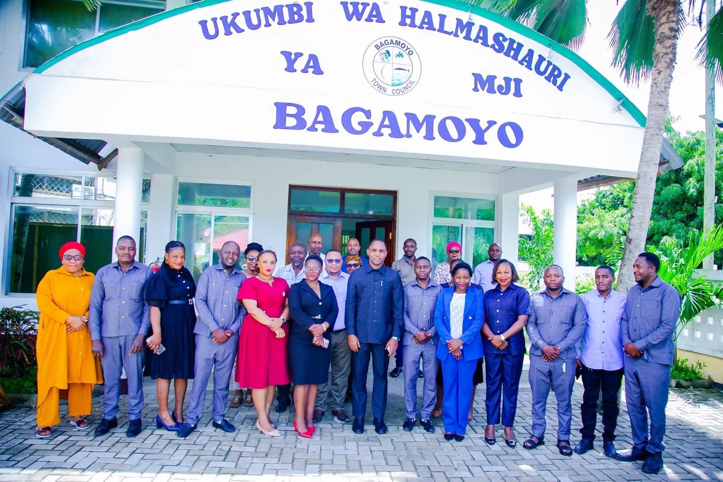 MKURUGENZI BAGAMOYO ATETA NA WATENDAJI KATA HALMASHAURI YA MAKAMBAKO.
