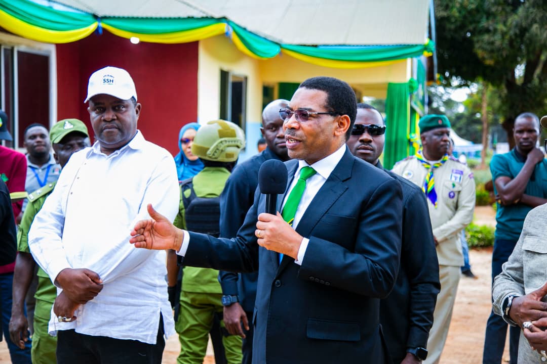 WAZIRI MKUU MHE. DKT. MWIGULU NCHEMBA AVUTIWA NA UBUNIFU WA KILIMO MSETO NA UFUGAJI WA KISASA KATIKA BANDA LA KIBAHA DC.