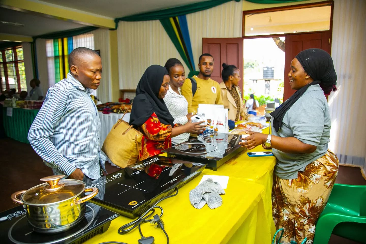 MAAFISA MAENDELEO YA JAMII WATEMBELEA WAJASILIAMALI BANDA LA BAGAMOYO.